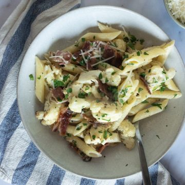 This pasta is the queen of comfort food. A creamy, cheesy sauce with a crispy, salty bacon bite and the most delicious roasted cauliflower. The best part is it's SO EASY!