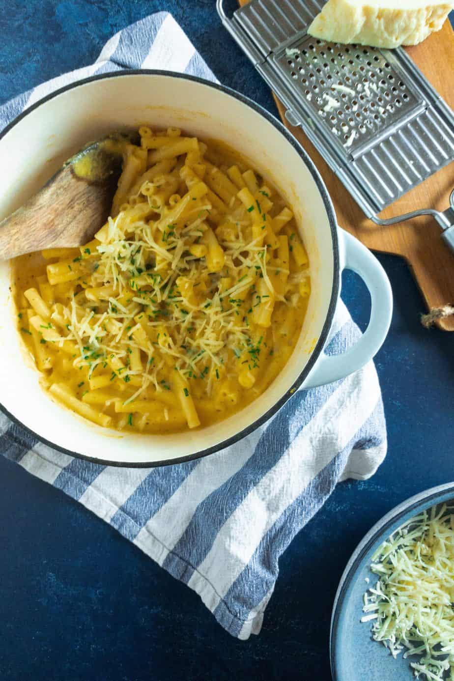 Lightened up version of the classic mac and cheese made with butternut squash. Delicious and healthy!