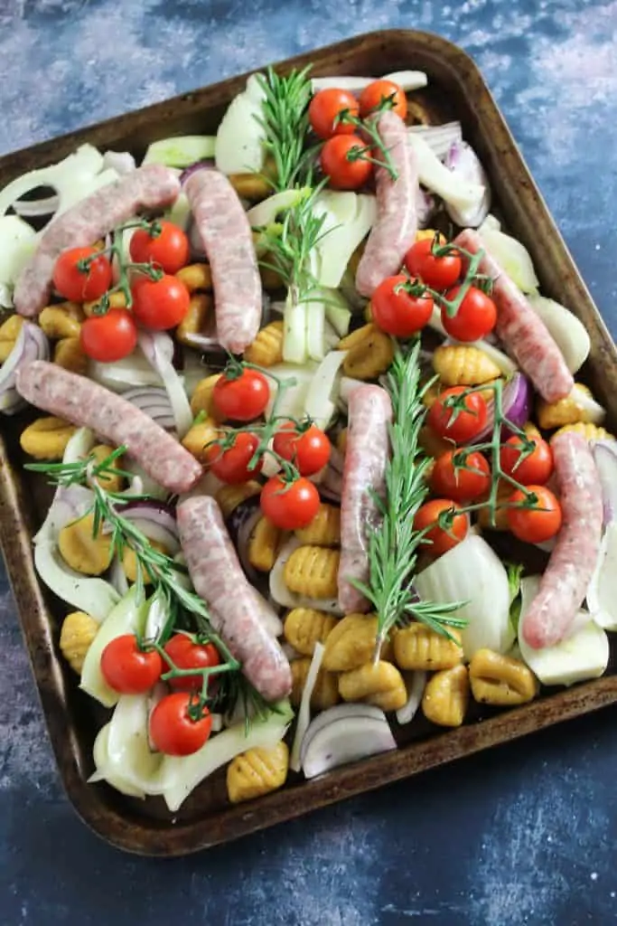 This Gnocchi bake with Sausage and Fennel cooks in 30 minutes with minimal prep. You can customise the veggies to use what you have in the fridge and can use meat free sausages if you are vegetarian. Easy and delicious.