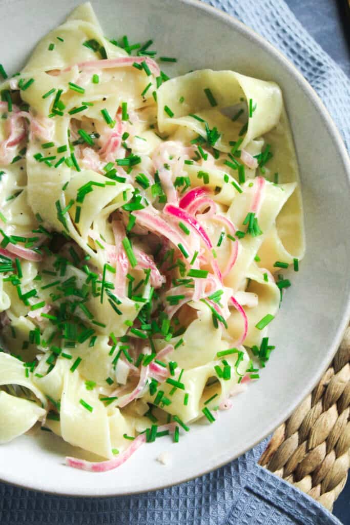 Prosecco Pasta with pink shallots and green chives. 