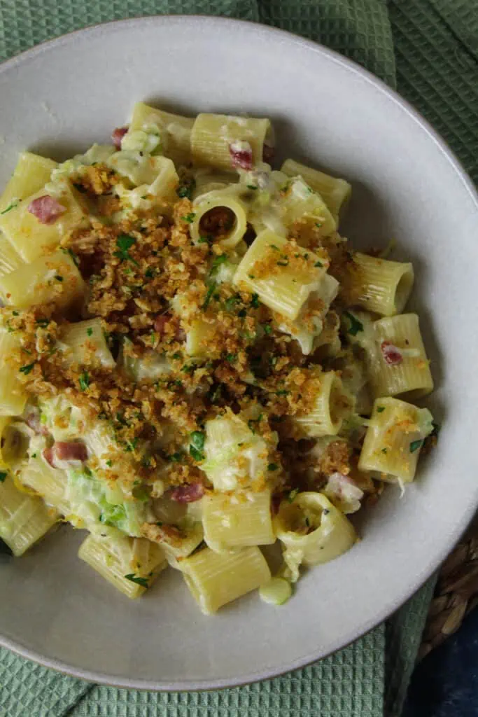 Short rigatoni pasta in a creamy sauce with leeks and pancetta and topped with golden breadcrumbs.