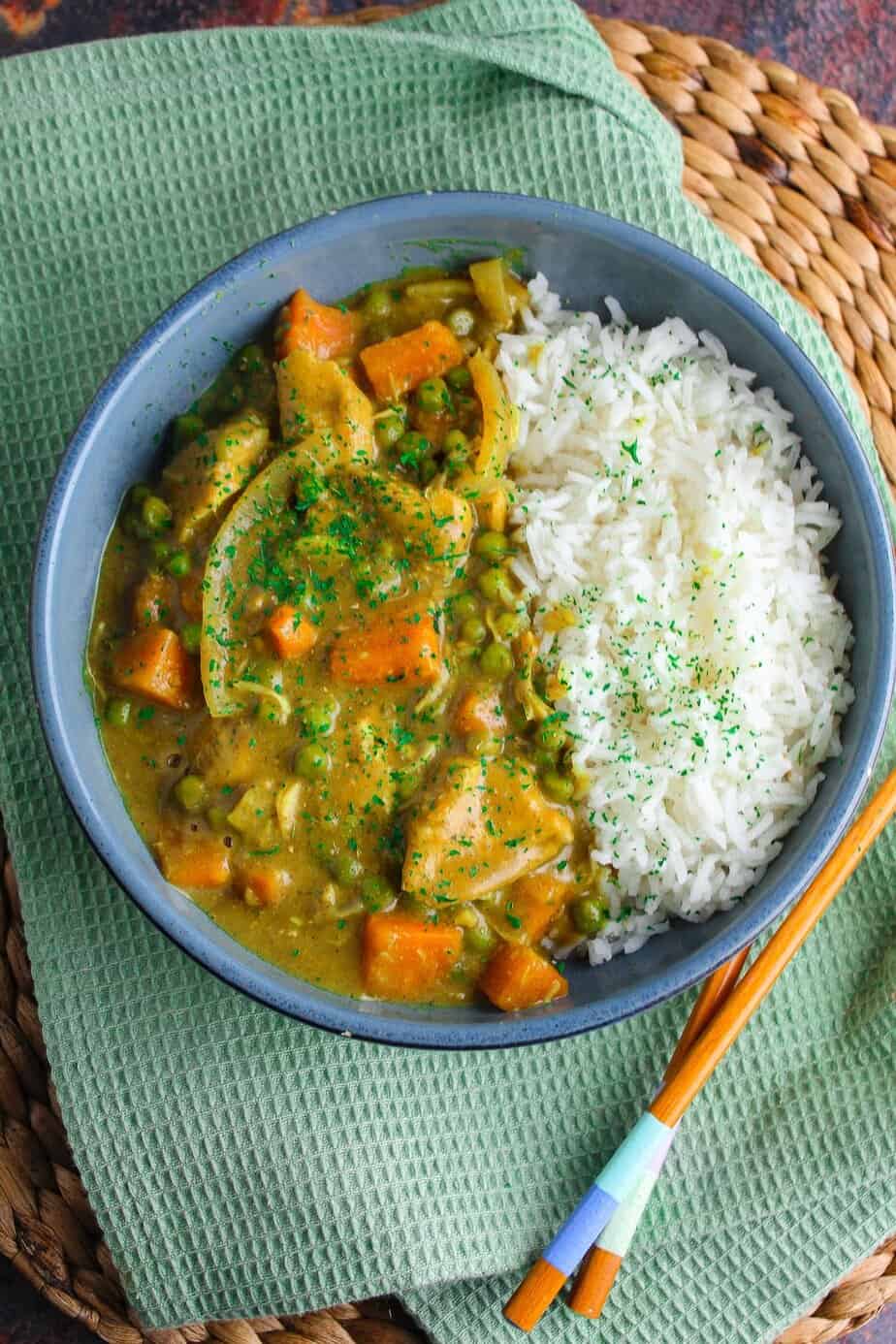 Delicious chicken curry served with fluffy white rice, perfect for a healthy and satisfying meal.